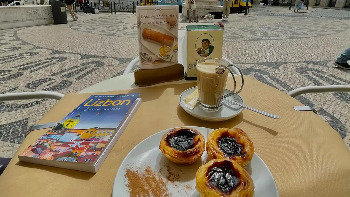 Pastéis de Belém recién hechos espolvoreados con canela y azúcar glas en Lisboa
